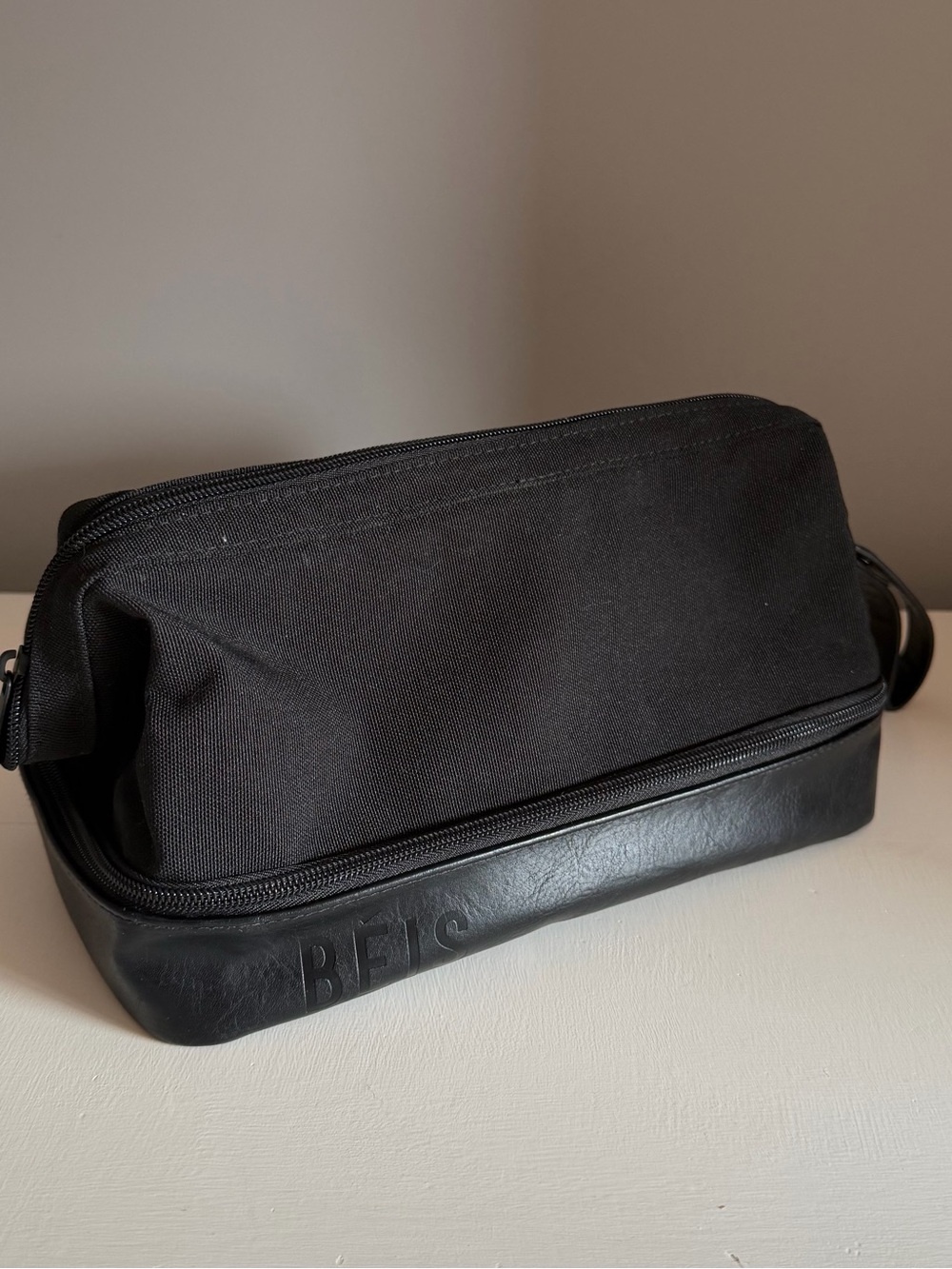 BÉIS The Dopp Kit in Black